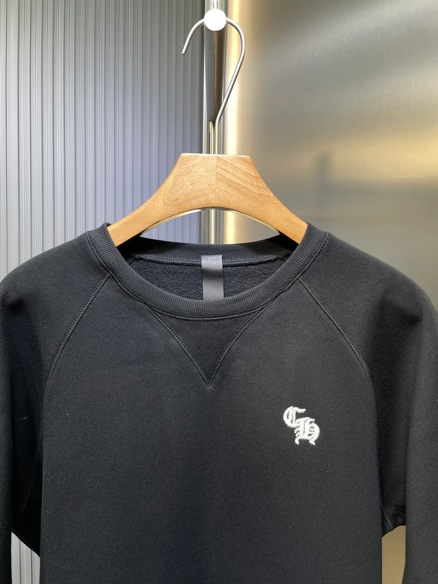 🅿️320 CH🌟【Top Replica】25 pullover embroidered short sweatshirt Original purchased for 6650 The development cost is extremely high The fabric is made of fleece fabric The usage is huge Imported embroidery machine is used for embroidery Customized lambskin leather label The back hardware is aged and silver-plated Size: s m l